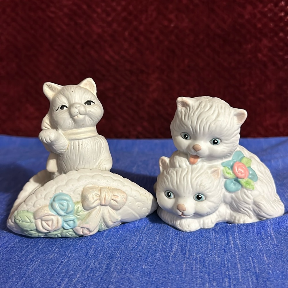 A set of 2 ceramic kittens.